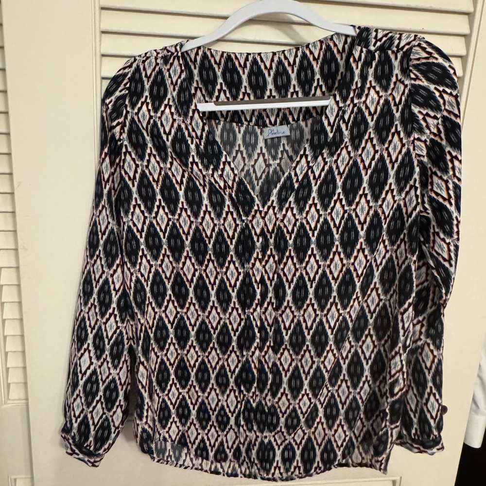 Patterned blouse. V-neck.